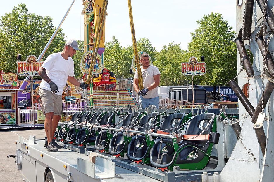 Beim Aufbau auf der Theresienwiese zeigt sich, wie viel Logistik hinter dem Heilbronner Volksfest steckt.