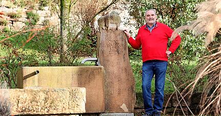 Helmut Heuser am Schäferbrunnen in Affaltrach, den die Bürgerinitiative "Alter Dorfbrunnen" im Jahr 2006 in Eigenleistung gebaut hat.
Foto: Ralf Seidel