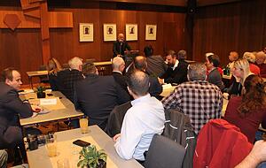 Verkehrsminister Winfried Hermann bezieht beim Infoabend in der Stadthalle Stellung zur Zabergäubahn.