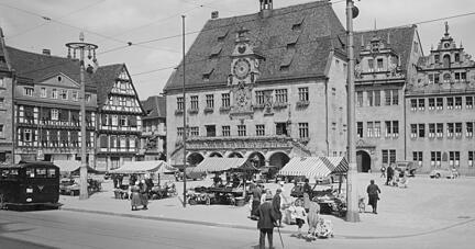Der Heilbronner Wochenmarkt, hier um das Jahr 1900, hat eine lange Tradition, erstmals erwähnt wurde er anno 1146.
