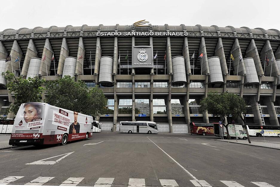 Den Unterschied sieht man vor allem an der Außenfassade, des 1947 eröffneten Estadio Santiago Bernabéu. Den Unterschied sieht man vor allem an der Außenfassade, des 1947 eröffneten Estadio Santiago Bernabéu.