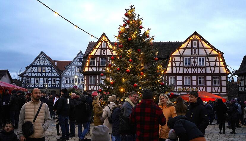 Neuensteiner Stadtweihnacht mit Posaunenchor und Handwerkskunst
