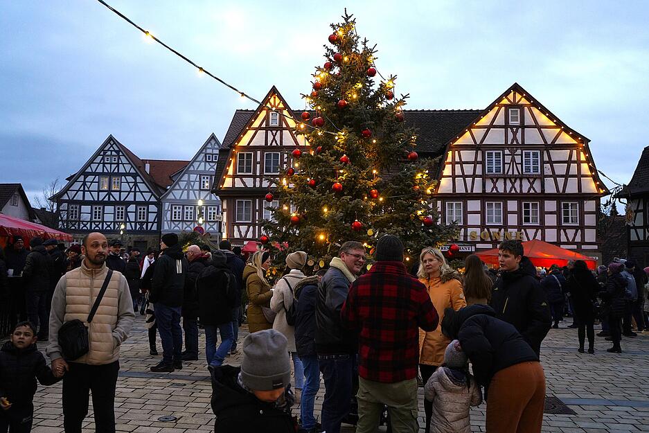 Neuensteiner Stadtweihnacht mit Posaunenchor und Handwerkskunst Neuensteiner Stadtweihnacht mit Posaunenchor und Handwerkskunst