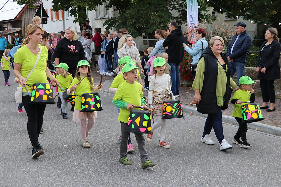 Es beteiligten sich mehr als 700 Menschen am bunten Reigen bis zur Altstadt.