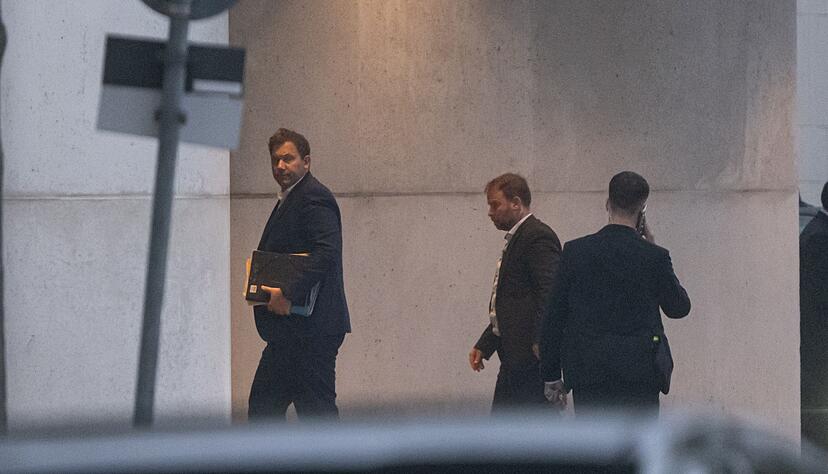 SPD-Chef Lars Klingbeil geht zum Spitzentreffen der Koalition. SPD-Chef Lars Klingbeil geht zum Spitzentreffen der Koalition.