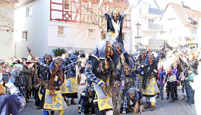 Obacht, wenn die Hexen kommen &minus; doch die die Erlenbacher Kayberg-Hexen treiben nicht nur Schabernack, sondern gl&auml;nzen auch mit akrobatischen Einlagen. 
Foto: Werner Glanz