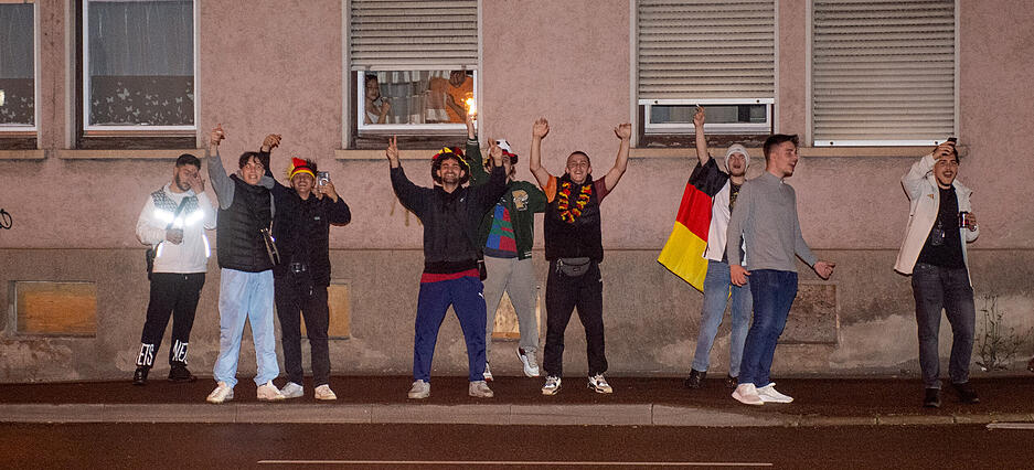 Fans feiern bei Autokorso in Heilbronn nach EM-Sieg der DFB-Elf