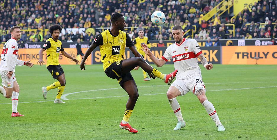 Jeff Chabot: Der "schnellste Kühlschrank der Liga", wie er bei "Sky" getauft wurde, war hinten sicher, vorne jubelnd. Jeff Chabot machte gegen den BVB ein starkes Spiel für den VfB. Der Abwehrchef war stets zur Stelle in der Luft und am Boden, auch in brenzligen Situationen. Höhepunkt für Chabot war das Tor zum 2:0. Note: 1,5