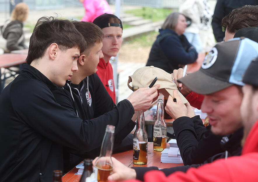 Heilbronner Falken feiern Saisonabschluss mit Fans bei traditioneller Hocketse