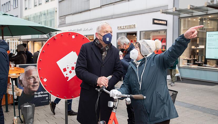 Harry Mergel will am 6. Februar erneut Oberbürgermeister in Heilbronn werden. Wahlkampf macht er vor allem auf der Straße, fast täglich ist der Kandidat irgendwo in der Stadt unterwegs, um mit den Bürgern ins Gespräch zu kommen..
Foto: Andreas Veigel