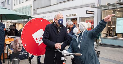 Harry Mergel will am 6. Februar erneut Oberbürgermeister in Heilbronn werden. Wahlkampf macht er vor allem auf der Straße, fast täglich ist der Kandidat irgendwo in der Stadt unterwegs, um mit den Bürgern ins Gespräch zu kommen..
Foto: Andreas Veigel Harry Mergel will am 6. Februar erneut Oberbürgermeister in Heilbronn werden. Wahlkampf macht er vor allem auf der Straße, fast täglich ist der Kandidat irgendwo in der Stadt unterwegs, um mit den Bürgern ins Gespräch zu kommen..
Foto: Andreas Veigel