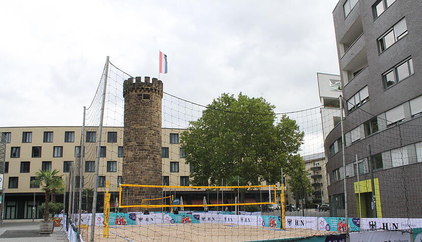 300 Tonnen Sand wurden angeliefert, um die Beachvolleyball-Felder am Bollwerksturm entstehen zu lassen. 300 Tonnen Sand wurden angeliefert, um die Beachvolleyball-Felder am Bollwerksturm entstehen zu lassen.