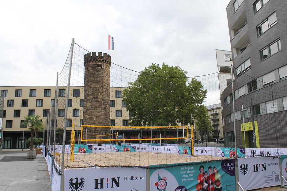 300 Tonnen Sand wurden angeliefert, um die Beachvolleyball-Felder am Bollwerksturm entstehen zu lassen.