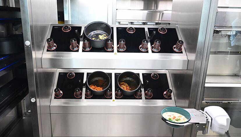 Ein Goodbytz-Roboter bereitet im Universitätsklinikum in Tübingen Essen zu. (Archivbild)