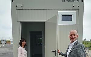 Anna Brenner und Norbert Raatz vor dem neuen B&uuml;rocontainer.