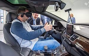 Professor Gerrit Meixner zeigt, wie ein Fahrsimulator der Zukunft aussieht. Mit dem "halben Audi" kann das autonome Fahren getestet werden. Professor Gerrit Meixner zeigt, wie ein Fahrsimulator der Zukunft aussieht. Mit dem "halben Audi" kann das autonome Fahren getestet werden.