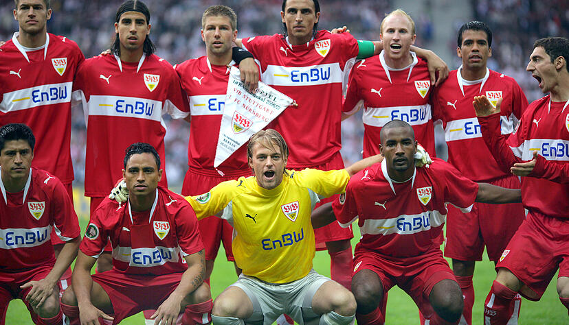 Die Spieler des VfB Stuttgart posieren vor dem DFB-Pokalfinale gegen den 1. FC Nürnberg am 26.05.2007 im Berliner Olympiastadion. Hinten von links nach rechts: Mathieu Delpierre, Sami Khedira, Thomas Hitzlsperger, Fernando Meira, Ludovic Magnin, Pavel Pardo, Roberto Hilbert. Vorne von links nach rechts: Ricardo Osorio, Antonio da Silva, Timo Hildebrand, Cacau.