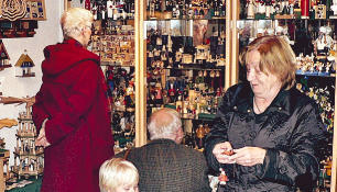 Traditionelle Handwerkskunst ist in Obereisesheim zu bestaunen. Holz, Zinn, Glas, Stoff und Leder haben die 15 verschiedenen Aussteller verarbeitet.
Foto: Marquart Traditionelle Handwerkskunst ist in Obereisesheim zu bestaunen. Holz, Zinn, Glas, Stoff und Leder haben die 15 verschiedenen Aussteller verarbeitet.
Foto: Marquart