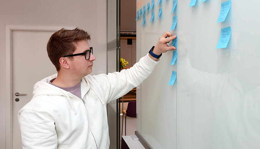 &bdquo;Das, was man braucht, um Filme zu machen, sind Storys, und die sind wir gerade permanent am Entwickeln&ldquo;: Joshua Krull t&uuml;ftelt im B&uuml;ro in Heilbronn an neuen Ideen.