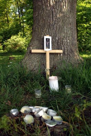 Ein Kreuz, Teelichter, Kerzen: Gedenken am Haigern-Grillplatz.