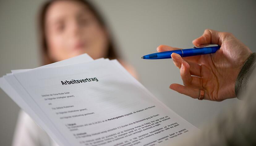 Unn&ouml;tiger Papierkram? Ein Arbeitsvertrag kann auch ausschlie&szlig;lich digital vorliegen.