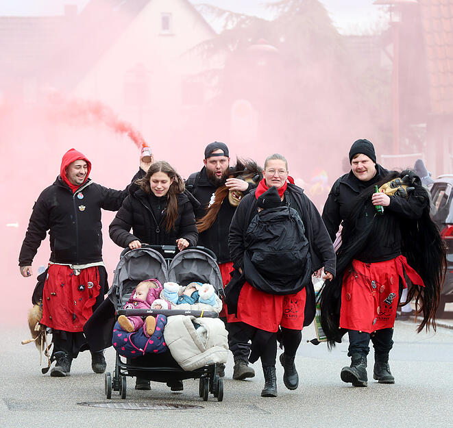Bunte Wagen und kreative Fu&szlig;gruppen pr&auml;gen das Bild des Umzugs.