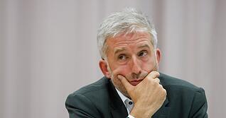 T&uuml;bingens Oberb&uuml;rgermeister Boris Palmer (parteilos) sitzt bei einer Diskussionsrunde mit dem AfD-Landesvorsitzenden Frohnmaier in der Hermann-Hepper-Halle auf dem Podium. (Archivbild)