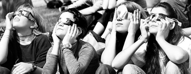 Warten auf die Sonnenfinsternis auf dem 304 Meter hohen Neckarsulmer Scheuerberg. Warten auf die Sonnenfinsternis auf dem 304 Meter hohen Neckarsulmer Scheuerberg.