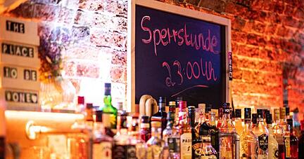 In Warendorf in Nordrhein-Westfalen müssen Bar-Gäste um 23 Uhr gehen - die Inzidenzzahl liegt wie vielerorts über 50.