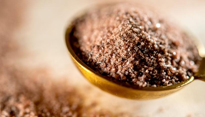 Dank Eisen und Schwefel: Kala Namak Salz, auch Black Salt genannt, schimmert meist bräunlich-rosarot bis dunkel-violett. Dank Eisen und Schwefel: Kala Namak Salz, auch Black Salt genannt, schimmert meist bräunlich-rosarot bis dunkel-violett.