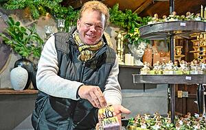 Oliver Sjijarto verkauft Schafsmilchseifen, weihnachtlich dekoriert. Wichtig ist ihm, dass der Altdeutsche Weihnachtsmarkt gut besucht wird. Oliver Sjijarto verkauft Schafsmilchseifen, weihnachtlich dekoriert. Wichtig ist ihm, dass der Altdeutsche Weihnachtsmarkt gut besucht wird.