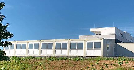 Die Containeranlage im Öhringer Industriegebiet Im Sichert und die Seniorenanlage in Pfedelbach sollen bald schon bezogen werden können.
Foto: Yvonne Tscherwitschke Die Containeranlage im Öhringer Industriegebiet Im Sichert und die Seniorenanlage in Pfedelbach sollen bald schon bezogen werden können.
Foto: Yvonne Tscherwitschke