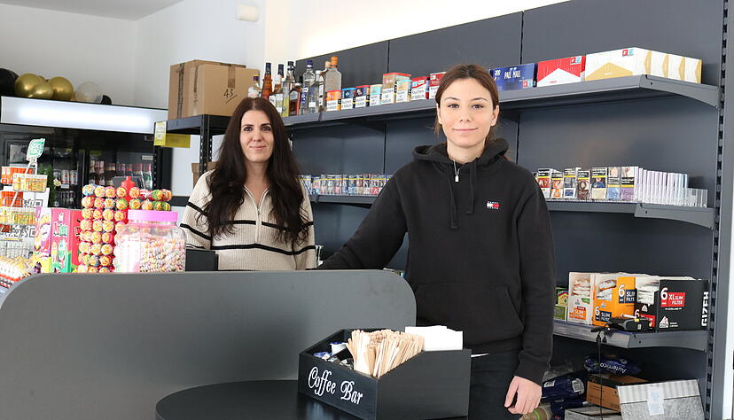 Ayten Keser (links) und Cansu Baglan in ihrem Ladengesch&auml;ft in der Paula-Fuchs-Allee. Foto: Thomas Zimmermann