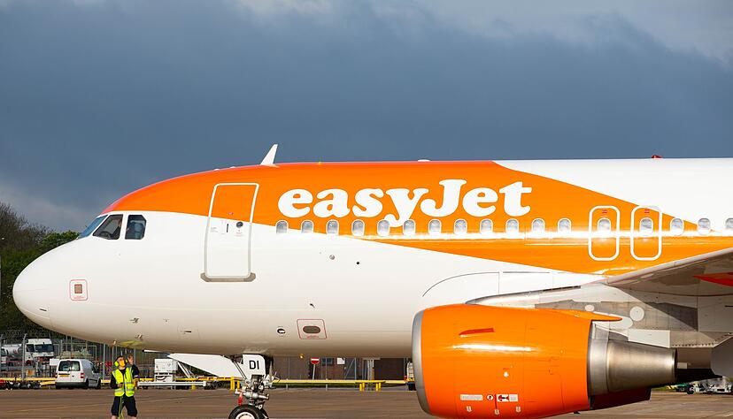 Die Fluggesellschaft Easyjet hat einen Piloten freigestellt, weil er angeblich betrunken und nackt in einer Hotelbar umherirrte. (Symbolbild) Die Fluggesellschaft Easyjet hat einen Piloten freigestellt, weil er angeblich betrunken und nackt in einer Hotelbar umherirrte. (Symbolbild)