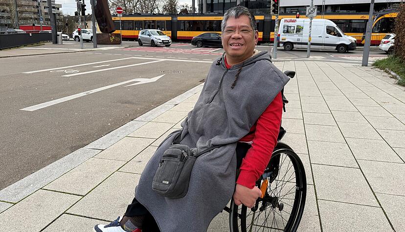 Thuan Nguyen auf seinem Weg zur Arbeit in Heilbronn. Der 54-Jährige begegnet Barrieren mit Humor und Beharrlichkeit. Thuan Nguyen auf seinem Weg zur Arbeit in Heilbronn. Der 54-Jährige begegnet Barrieren mit Humor und Beharrlichkeit.