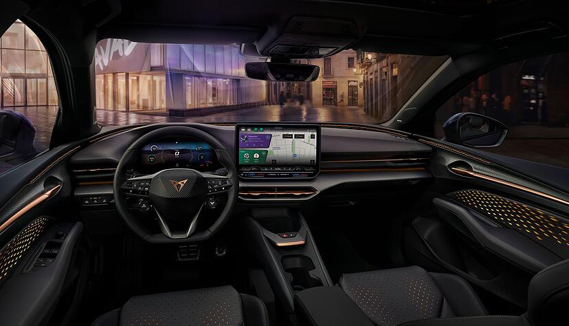 Innen setzt Cupra auf ein sportliches Ambiente. In der Mitte gibt es einen großen Touchscreen. Innen setzt Cupra auf ein sportliches Ambiente. In der Mitte gibt es einen großen Touchscreen.