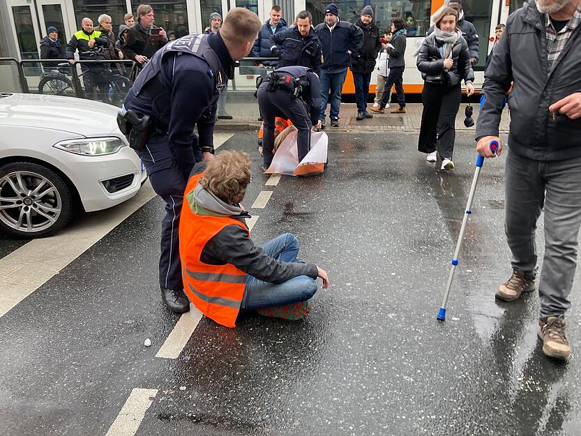 "Letzte Generation" blockiert Straße in Mannheim