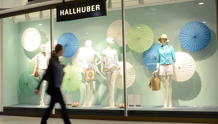 Eine Frau geht an einem Schaufenster des Modehauses Hallhuber in München vorbei. Eine Frau geht an einem Schaufenster des Modehauses Hallhuber in München vorbei.