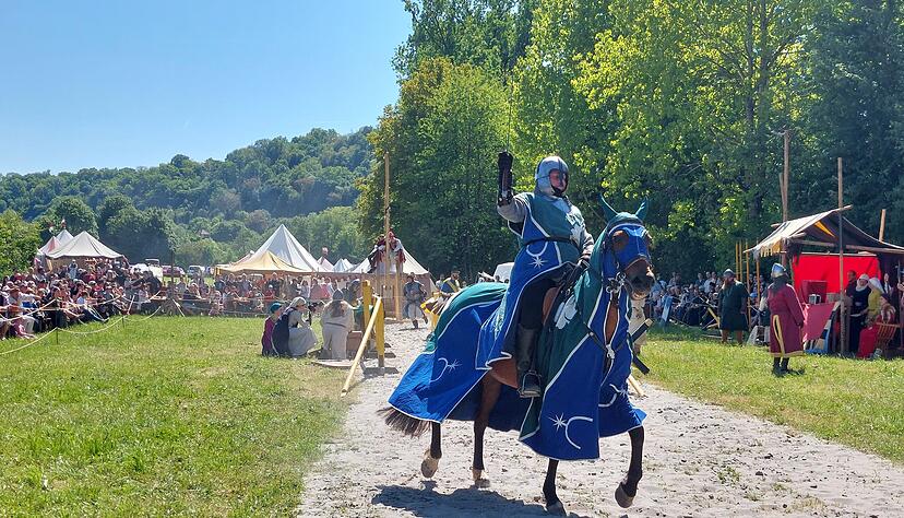 Auf dem Turnierplatz zeigen sich Pferde und Reite den Besuchern des Mittelaltermarkts in M&ouml;ckm&uuml;hl.