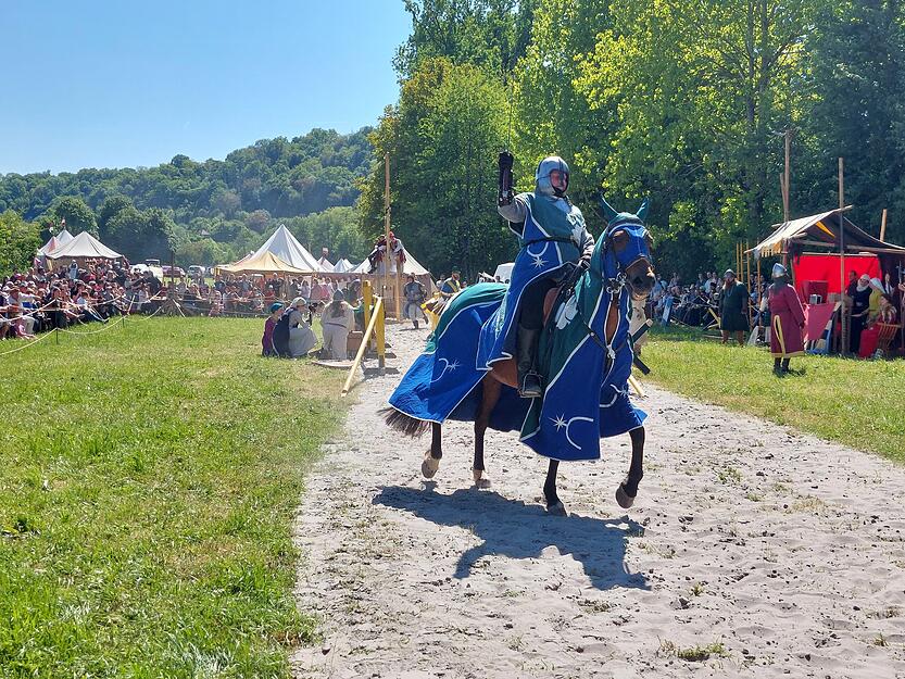 Auf dem Turnierplatz zeigen sich Pferde und Reite den Besuchern des Mittelaltermarkts in M&ouml;ckm&uuml;hl.