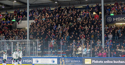 Beim letzten Heimspiel der Saison und vor ungeklärter Zukunft wollen es sich viele Fans der Heilbronner Falken nicht nehmen lassen, ihr Team zu unterstützen. Beim letzten Heimspiel der Saison und vor ungeklärter Zukunft wollen es sich viele Fans der Heilbronner Falken nicht nehmen lassen, ihr Team zu unterstützen.