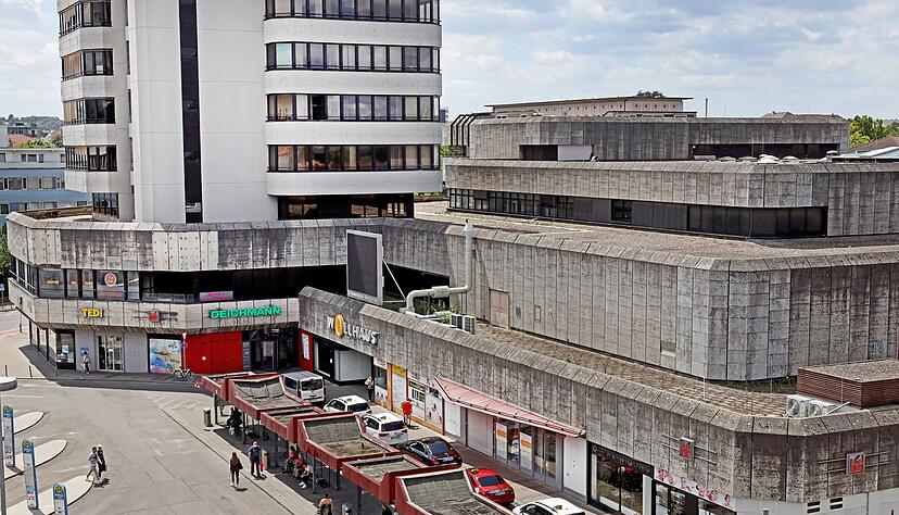 Viele Jahre war das Wollhauszentrum mit Kaufhof, später Galeria Kaufhof, und Ladenpassage zeitgemäße Antwort auf die Anforderungen an den Einzelhandel. Foto: Archiv/Seidel
