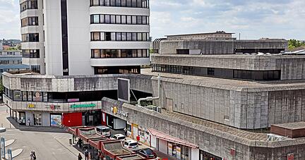 Viele Jahre war das Wollhauszentrum mit Kaufhof, später Galeria Horten, und Ladenpassage zeitgemäße Antwort auf die Anforderungen an den Einzelhandel.