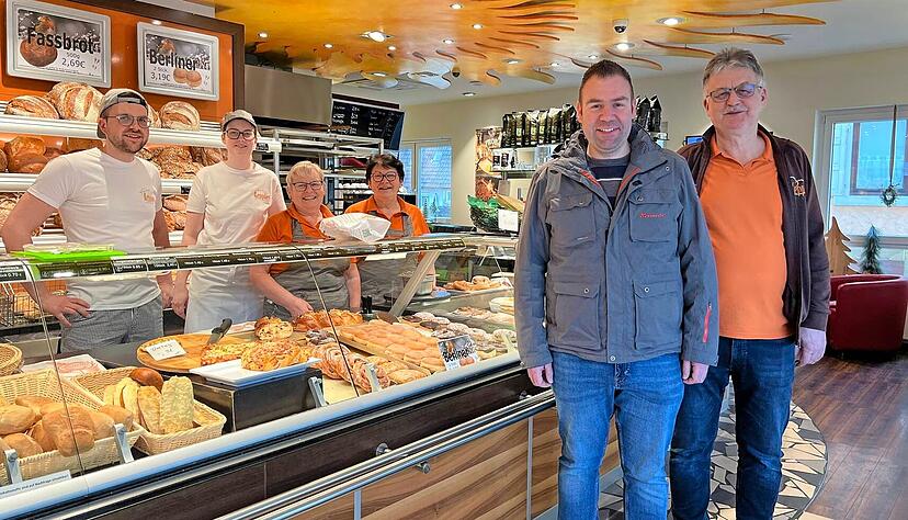 Ein Kommen und Gehen herrscht morgens um 10 Uhr in der B&auml;ckerei Keppler in Kleingartach (von links): Jan Keppler, Madeleine Gro&szlig;, Doris Oechsner, Barbara Keppler, Andreas Oechsner und Dieter Keppler.