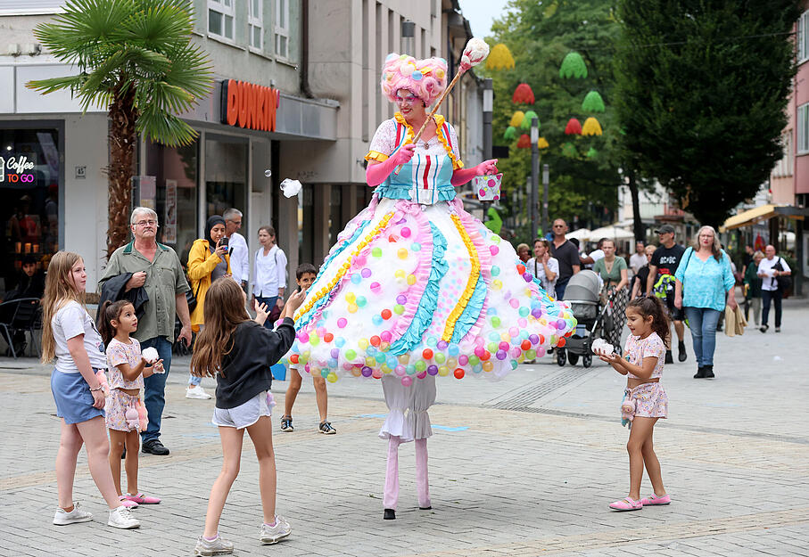 Mit Bodenakrobatik, Stra&szlig;entheater, Jonglage, Tanz und Musik.