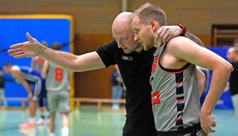 Trainer Goran Mijic (links) und seine Allzweckwaffe Nils Maisel durchlaufen in dieser Saison eine &bdquo;neue Kennenlernphase&ldquo;, wie es der Vizekapit&auml;n nennt.