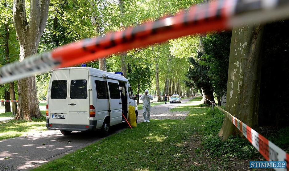 Hinter einer Betonwand fanden sie zwei größere Reisekoffer und Blutspuren.