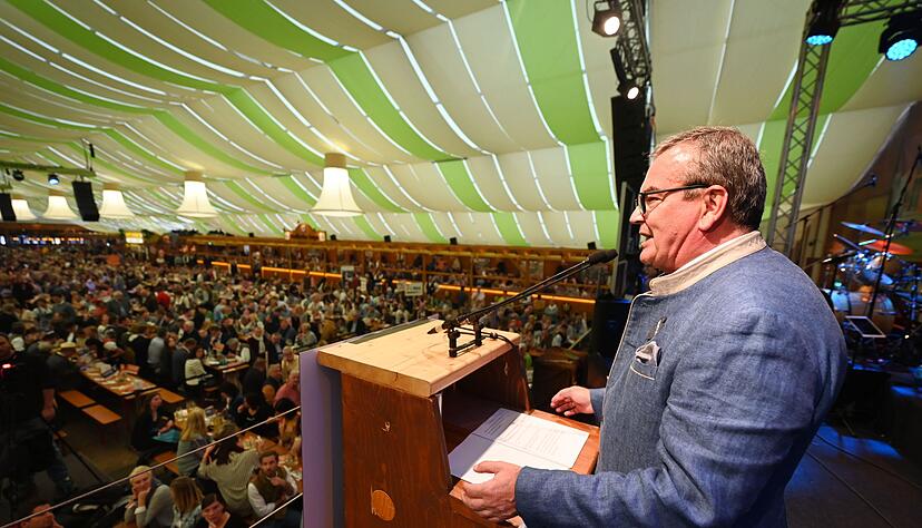 Fritz Engelhardt, Vorsitzender des DEHOGA Baden-Württemberg, nimmt an der Kundgebung teil.