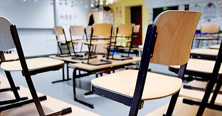 ARCHIV - 12.03.2020, Nordrhein-Westfalen, Gelsenkirchen: St&uuml;hle stehen in einem Klassenzimmer in einer Grundschule auf den Tischen. Nach zwei Wochen Herbstferien beginnt am Montag in Nordrhein-Westfalen wieder der Unterricht. (zu dpa: &laquo;Terror in Israel &uuml;berlagert Unterrichtsbeginn nach Herbstferien&raquo;) Foto: Caroline Seidel-Di&szlig;mann/dpa +++ dpa-Bildfunk +++Foto: Caroline SeidSeidel-Di&szlig;mannel