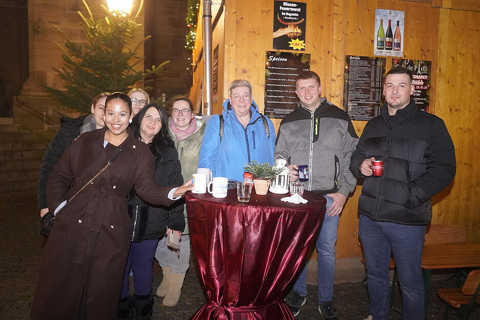 Wie beim Weihnachtsmarkt können die Besucher sich auch beim "Winterzauber" mit Glühwein wärmen. Wie beim Weihnachtsmarkt können die Besucher sich auch beim "Winterzauber" mit Glühwein wärmen.